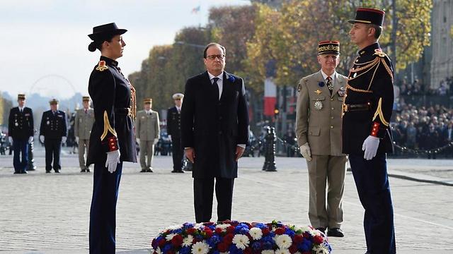 מצעדים צבאיים וטקס בקבר החייל האלמוני בפריז. נשיא צרפת פרנסואה הולנד ב"יום שביתת הנשק" ()