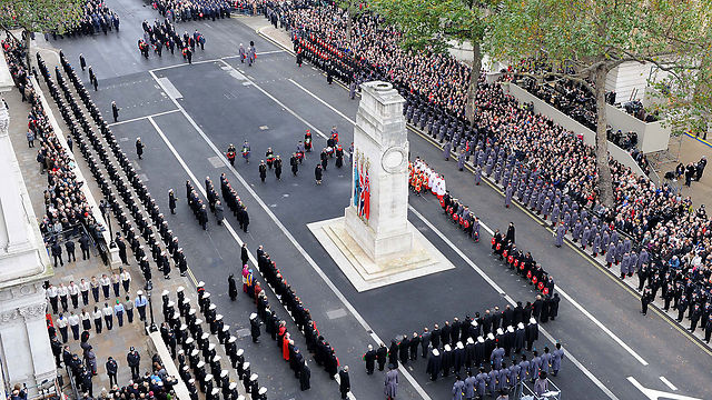 המלכה ואישי ציבור אחרים מניחים זרי פרחים על אנדרטת הסנוטאף בלונדון. יום הזיכרון הבריטי (צילום: AP) (צילום: AP)
