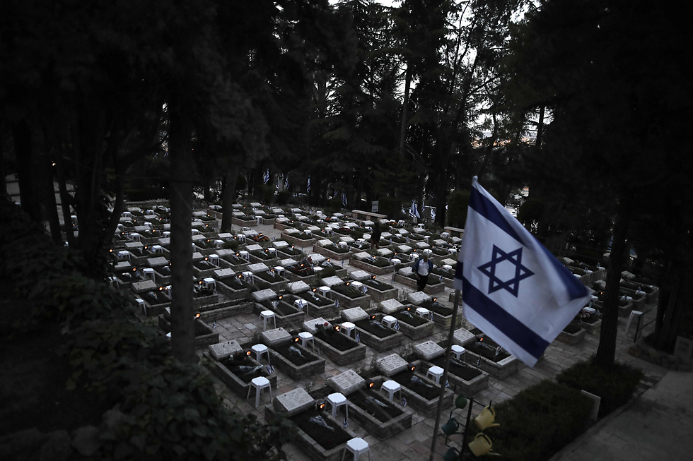 שורות שורות של אבל ושכול. ערב יום הזיכרון בהר הרצל (צילום: AFP) (צילום: AFP)