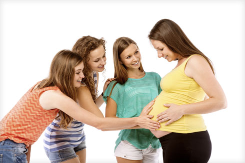 אנשים שאת בקושי מכירה הרשו לעצמם לגעת לך בבטן כשהיית בהיריון. (צילום: Shutterstock)