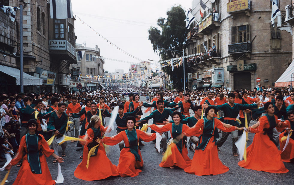 חוגגים ברחובות ירושלים, יום העצמאות ה-12, 1960 (צילום: דוד רובינגר)