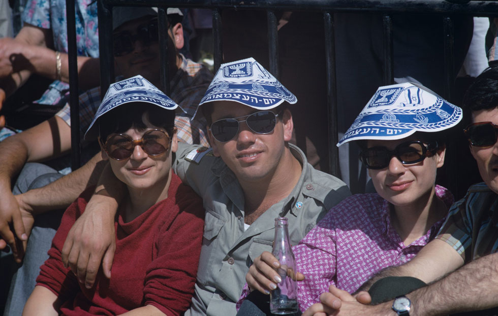 צופים במצעד צה"ל בירושלים, יום העצמאות ה-20, 1968 (צילום: דוד רובינגר)