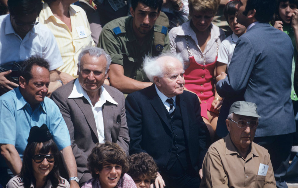 ראש הממשלה הראשון דוד בן גוריון (מימין), הנשיא לעתיד אפרים קציר ושר החינוך והתרבות יגאל אלון, 1973 (צילום: דוד רובינגר)