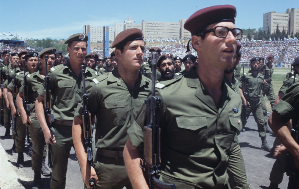 חיילים במצעד ותיקי המחתרות בירושלים, יום העצמאות ה-30, 1978 (צילום: דוד רובינגר)