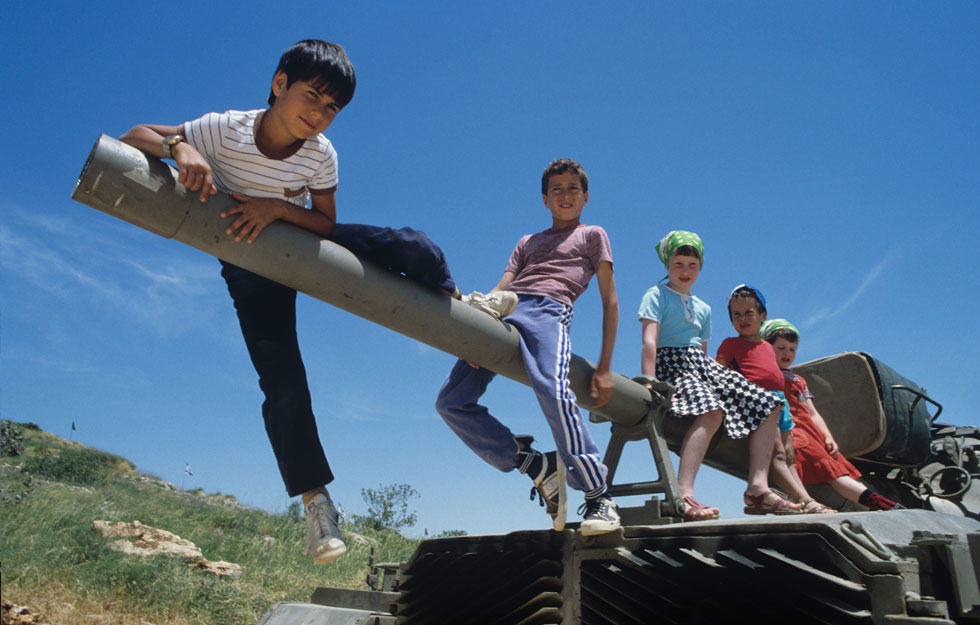 ילדים בתערוכת נשק במבשרת ציון, יום העצמאות 1981 (צילום: דוד רובינגר)