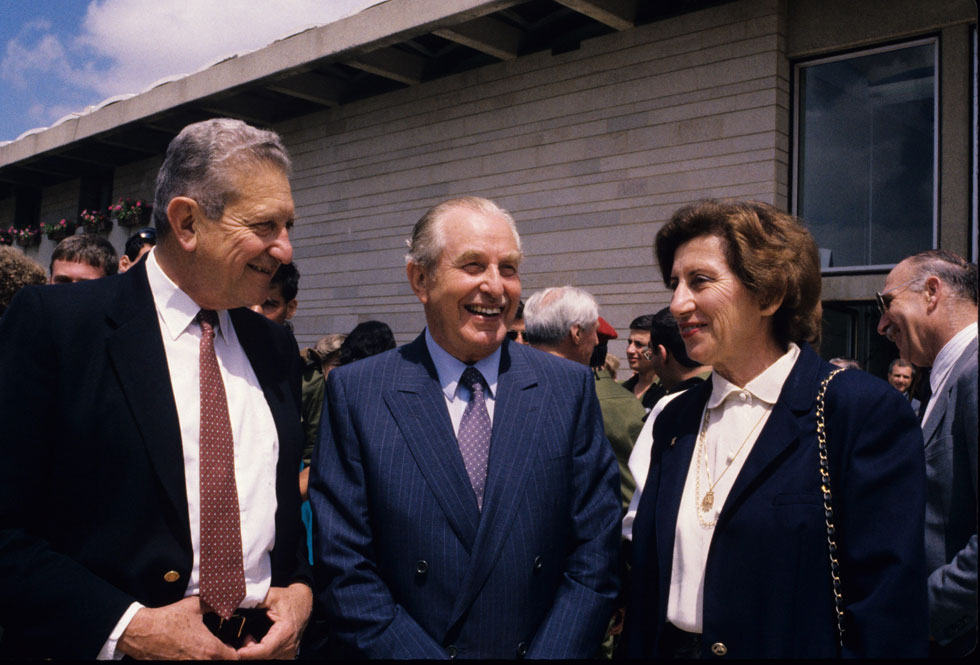נשיא המדינה חיים הרצוג (במרכז) עם מי שעתיד להחליף אותו בתפקיד, עזר ויצמן, ואשתו ראומה, קבלת פנים בבית הנשיא, 1988 (צילום: דוד רובינגר)