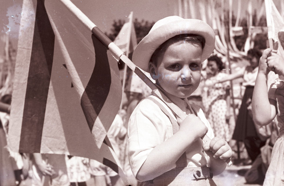 ילד חוגג ביום העצמאות השני, 1950. איפה הוא היום? (צילום: דוד רובינגר)