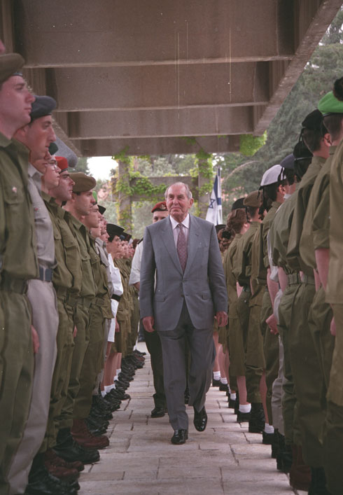 הנשיא חיים הרצוג סוקר מסדר של חיילים מצטיינים, 1992 (צילום: דוד רובינגר)