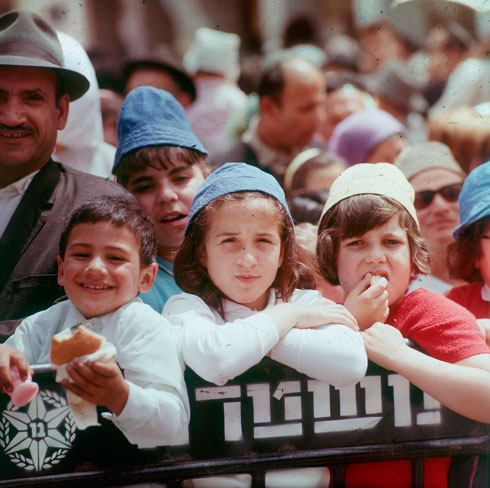 צופים במצעד צה"ל בירושלים, 1967 (צילום: דוד רובינגר)