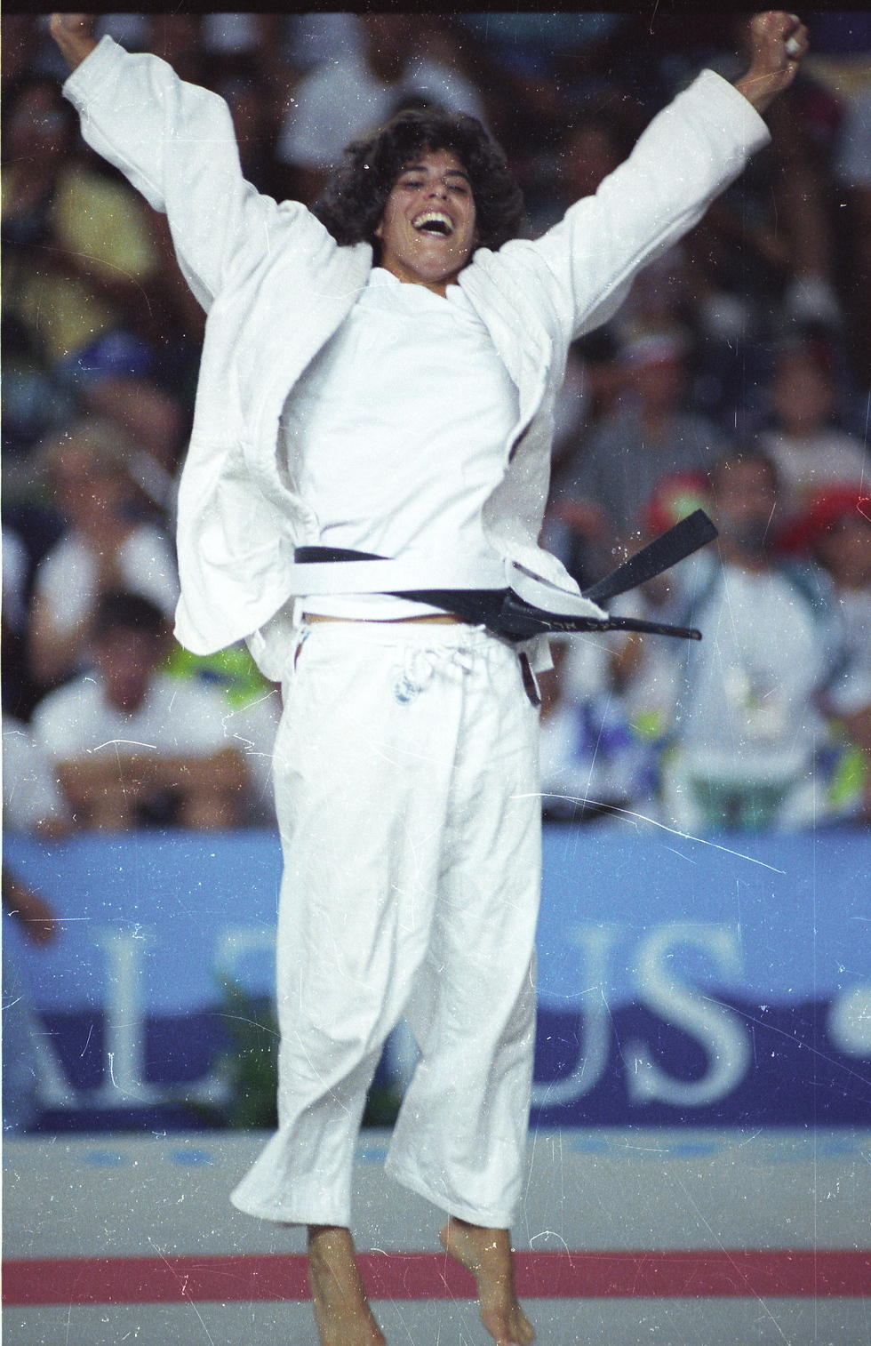 יעל ארד חוגגת לפני 27 שנים באולימפיאדת ברצלונה (צילום: יוסי רוט) (צילום: יוסי רוט)
