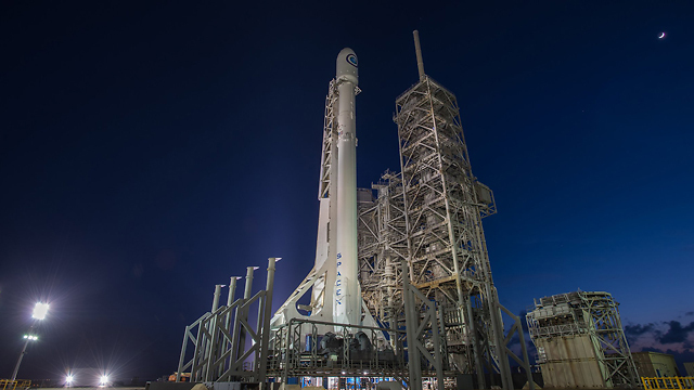 פלקון 9 לפני השיגור (צילום: SpaceX) (צילום: SpaceX)