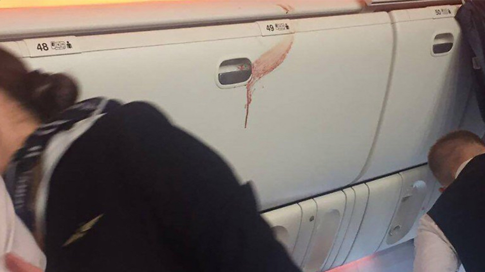 דם והרס במטוס לאחר מערבולת אוויר חמורה ()