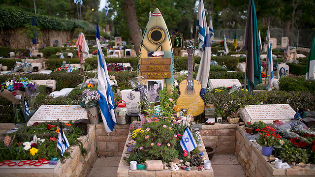 Военное кладбище в День памяти павших. Фото: AP