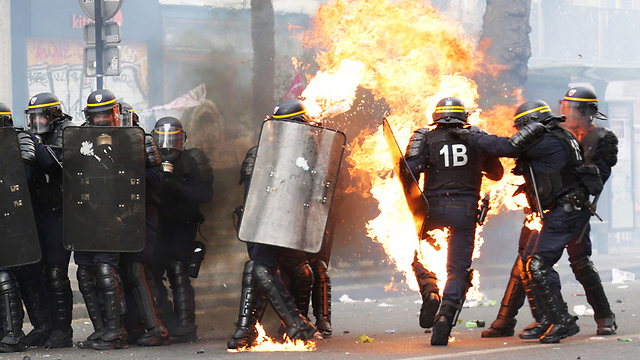 המפגינים יידו בקבוקי תבערה אל השוטרים (צילום: AFP) (צילום: AFP)