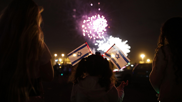 דגלים וזיקוקים בירושלים (צילום: AFP) (צילום: AFP)