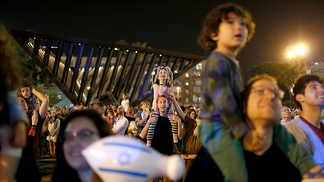 נושאים עיניים מעלה בכיכר רבין בתל אביב (צילום: EPA) (צילום: EPA)