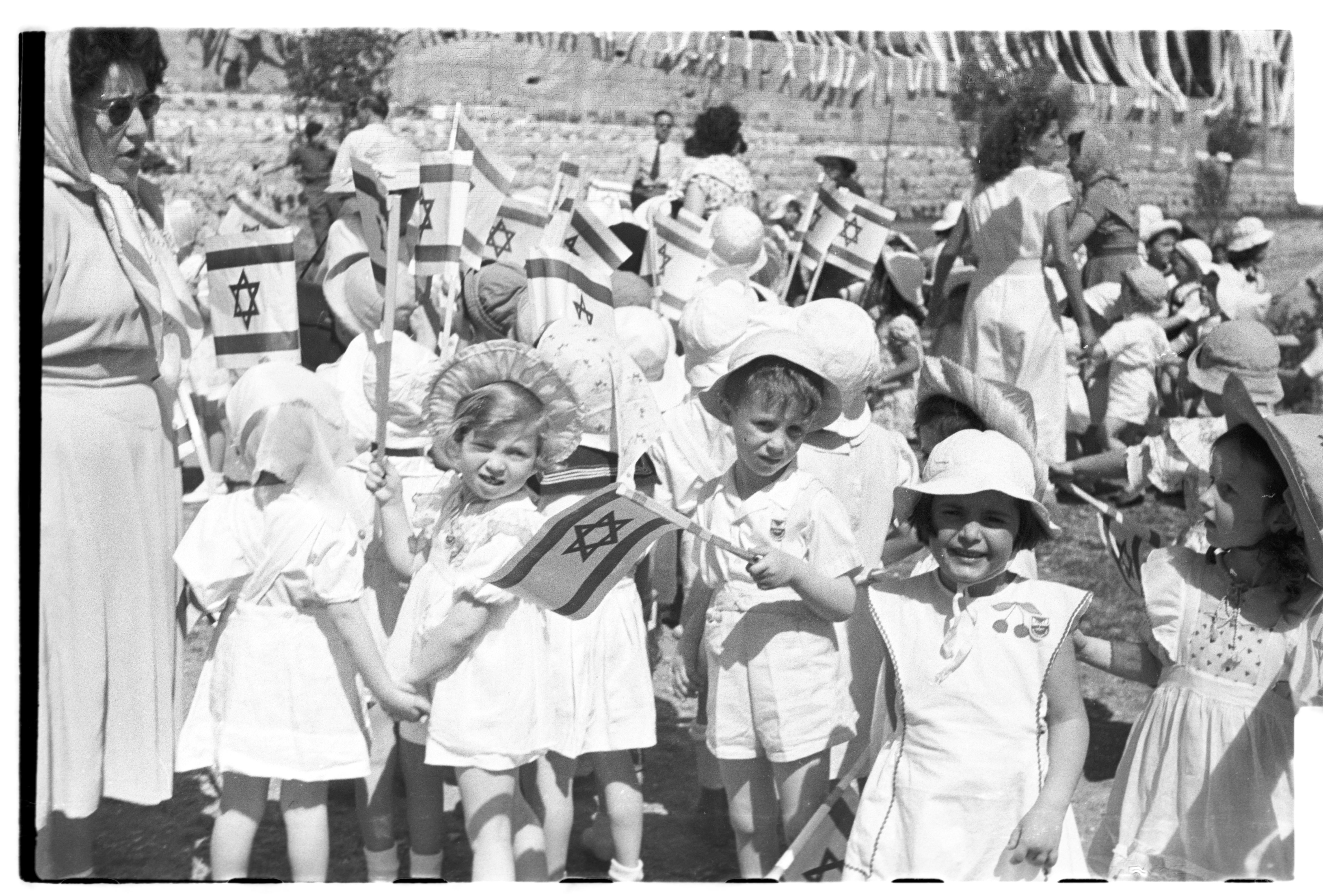 1950 год. Детский сад в Иерусалиме вышел праздновать День независимости 1950 год. Детский сад в Иерусалиме вышел праздновать День независимости