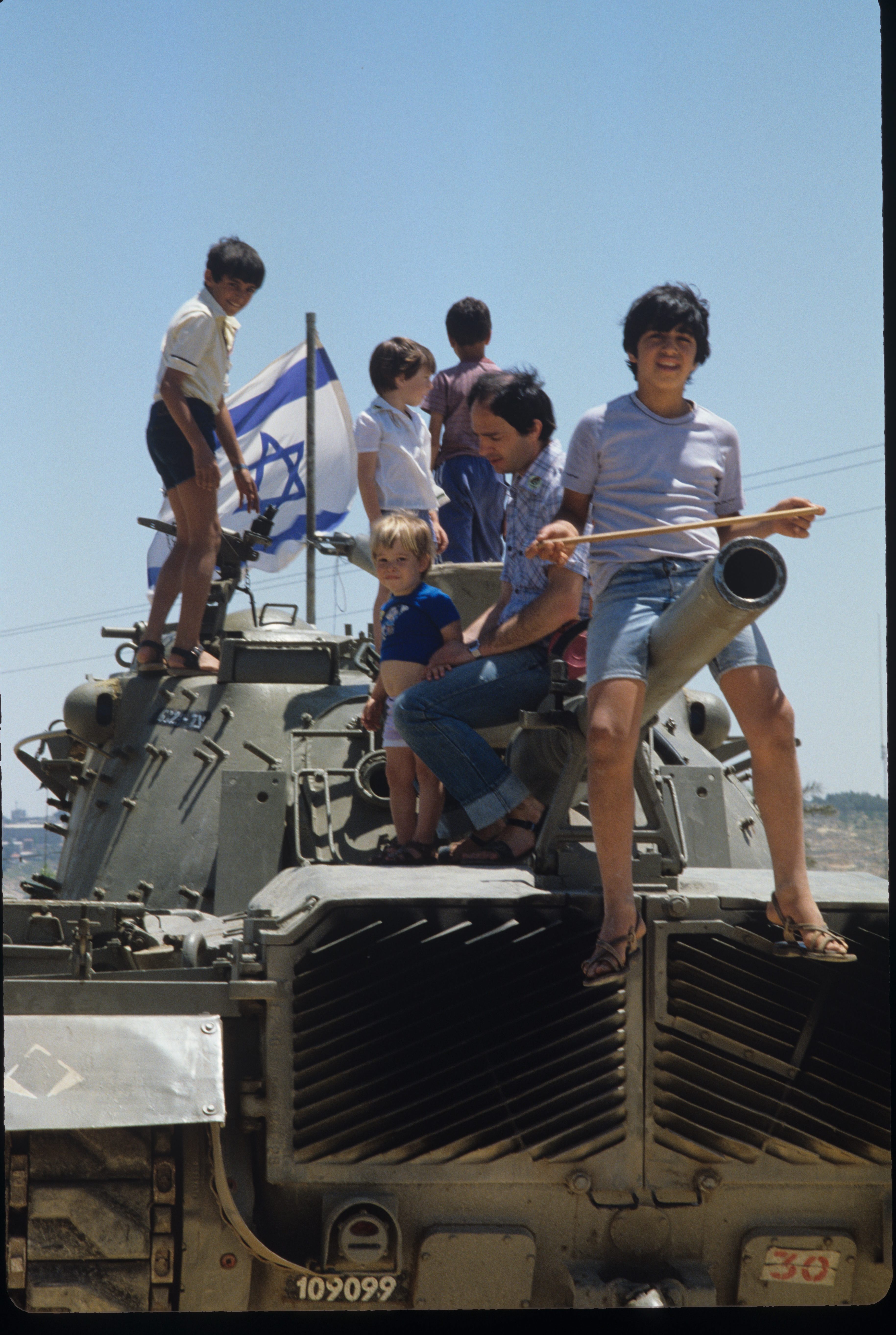 1981 год. Израильские дети наслаждаются праздником 1981 год. Израильские дети наслаждаются праздником