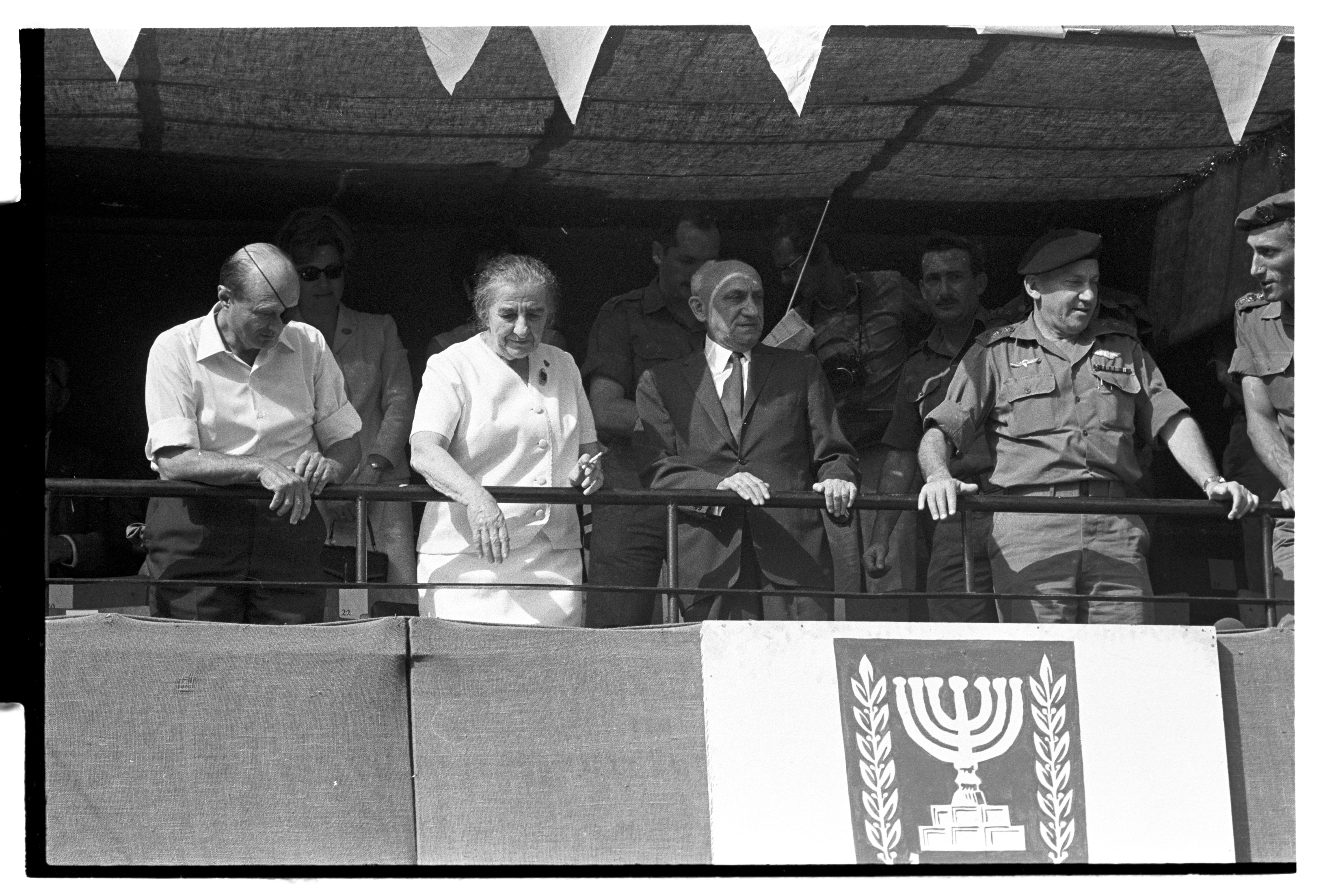 1971 год. Премьер-министр Голда Меир и министр обороны Моше Даян на праздничной трибуне 1971 год. Премьер-министр Голда Меир и министр обороны Моше Даян на праздничной трибуне