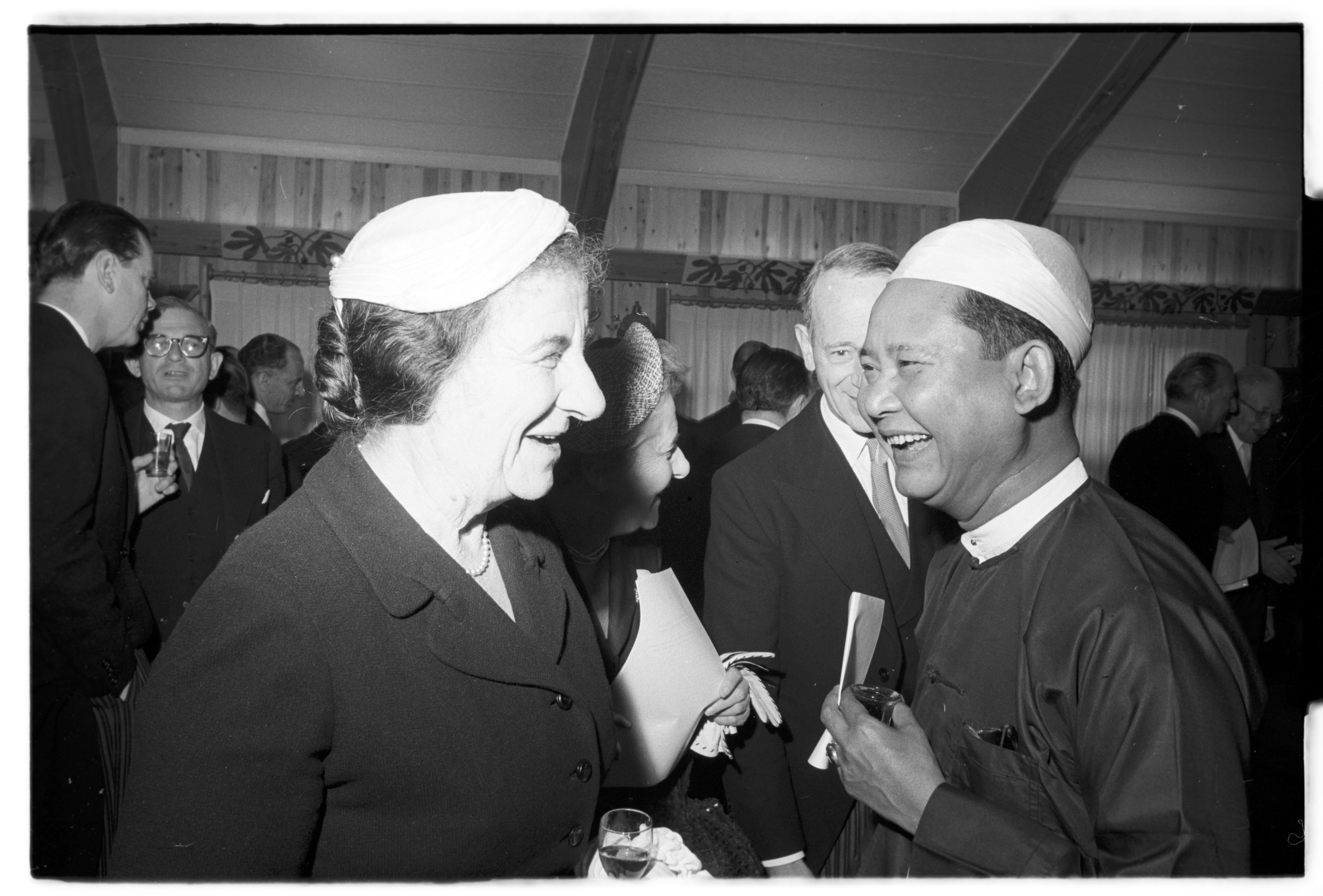 1960 год. Министр иностранных дел Голда Меир принимает гостей, прибывших на празднование Дня независимости 1960 год. Министр иностранных дел Голда Меир принимает гостей, прибывших на празднование Дня независимости