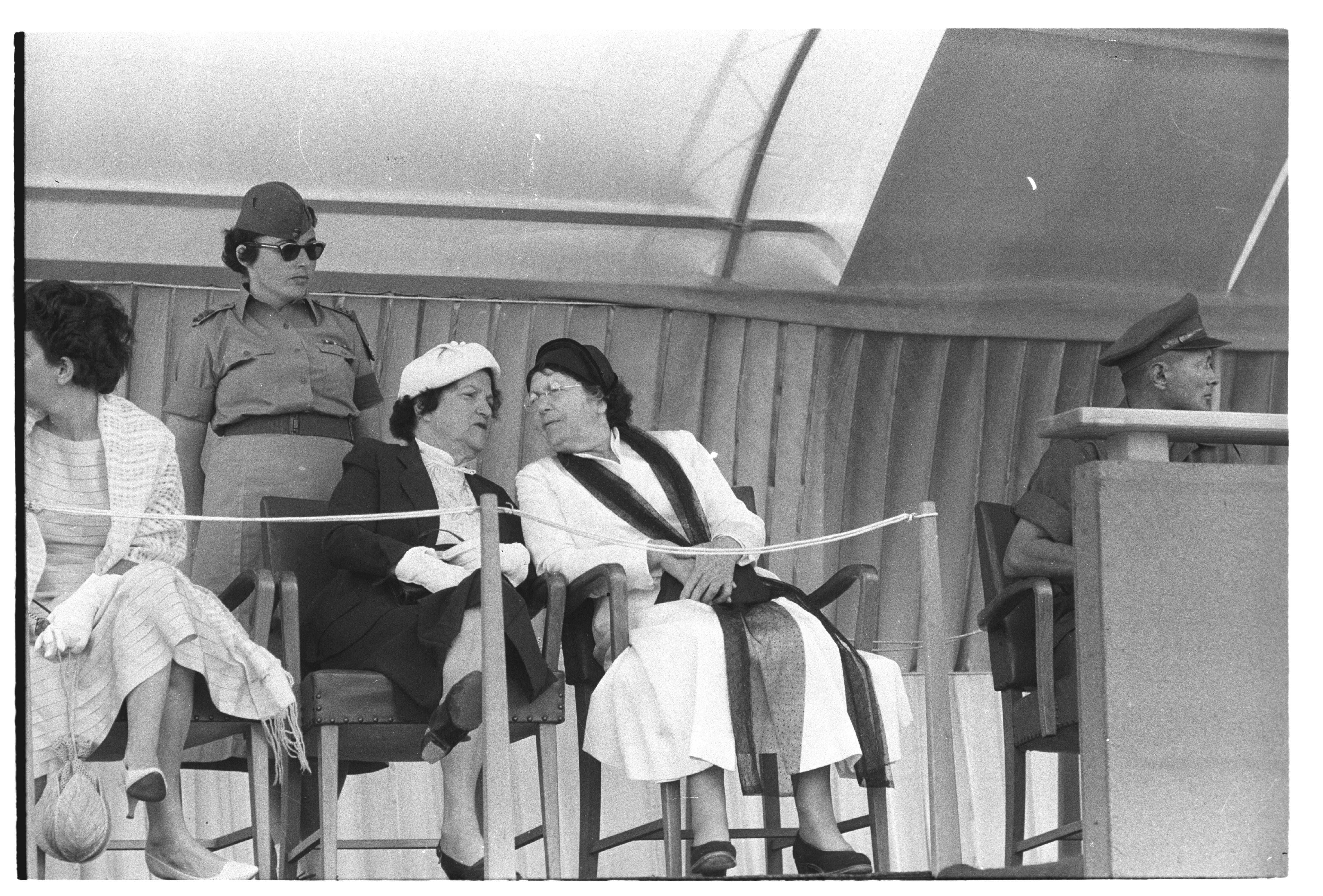 1957 год. Пола Бен-Гурион и Рахель Бен-Цви, супруги премьер-министра и президента, на гостевой трибуне во время парада 1957 год. Пола Бен-Гурион и Рахель Бен-Цви, супруги премьер-министра и президента, на гостевой трибуне во время парада