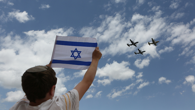 מטס חיל האוויר בשמי ירושלים (צילום: אלכס קולומויסקי) (צילום: אלכס קולומויסקי)