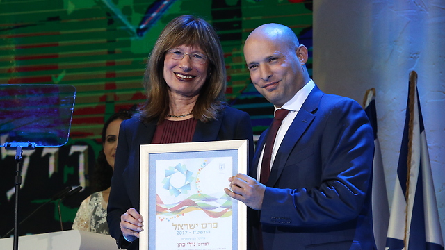 Bennett hands the prize to Nili Cohen (Photo: Amit Shabi)