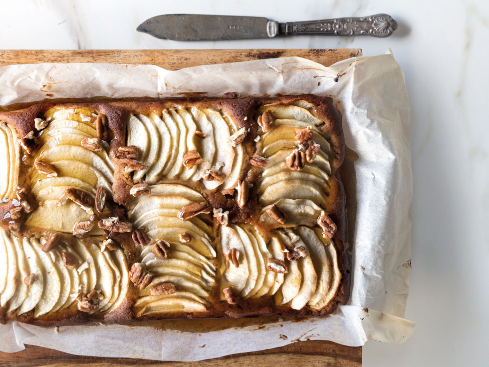 עוגת תפוחים ופקאן (צילום: דניאל לילה, סגנון: נעמה רן)