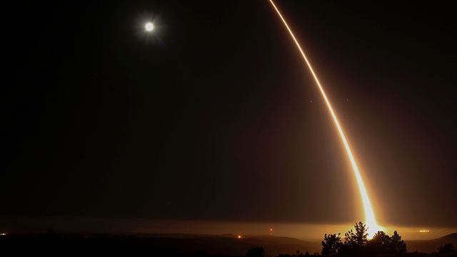 ניסוי דומה בשיגור טיל "מינוטמן 3" נערך בשבוע שעבר. השיגור הלילה מבסיס חיל האוויר בקליפורניה (צילום: AFP) (צילום: AFP)