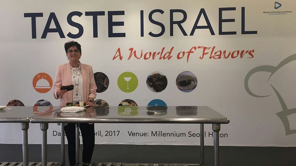 השפית רותי רוסו מציגה את המטבח הישראלי לקהל ושפים בקוריאה (צילום: יח"צ) (צילום: יח