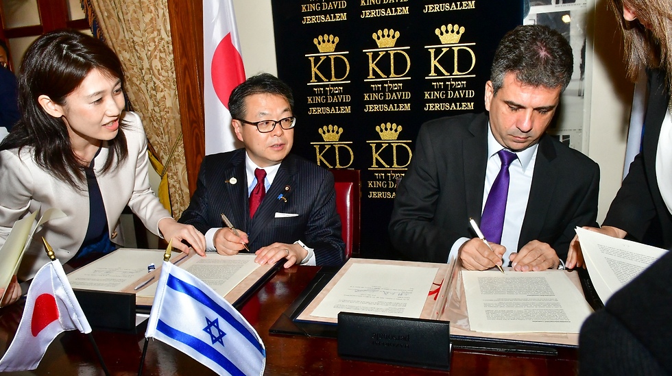 שר הכלכלה אלי כהן ומקבילו היפני הירושיגה סקו חותמים על הסכם בתחומי הסייבר (צילום: רפי קוץ) (צילום: רפי קוץ)