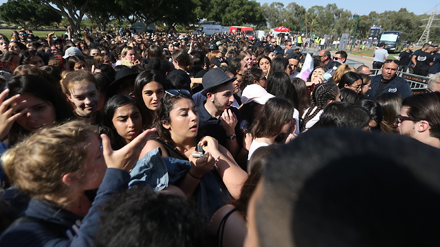 Bieber fans storming barricades outside the concert venue (Photo: Yaron Berner) (Photo: Yaron Berner)