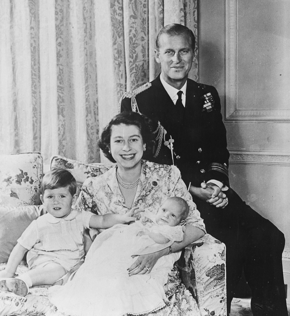 משפחה מלכותית, עם הנסיך צ'רלס והנסיכה אן. 1950 (צילום: gettyimages) (צילום: gettyimages)