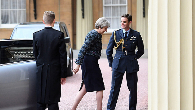 "תודה עמוקה וברכות להוד מלכותו". ראש הממשלה תרזה מיי בדרך לפגישה עם המלכה בארמון בקינגהאם (צילום: gettyimages) (צילום: gettyimages)