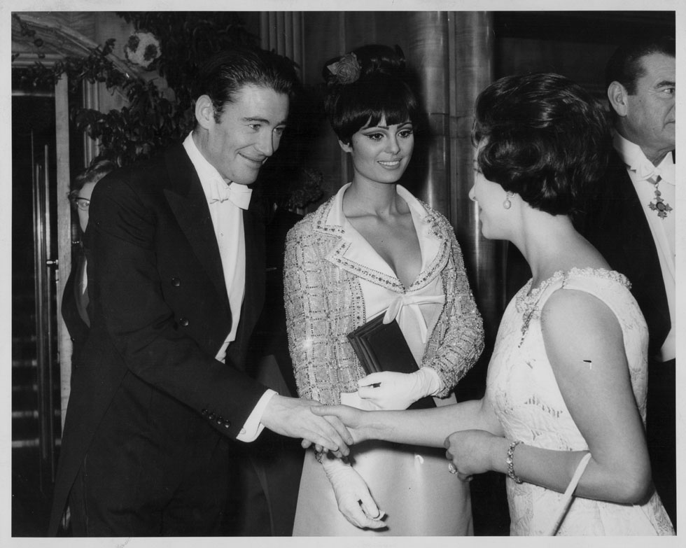 אחת הכוכבות הגדולות שייצאה ישראל לעולם. לביא עם השחקן פיטר או'טול, בפגישה עם הנסיכה מרגרט בשנת 1965 (צילום: Gettyimages)