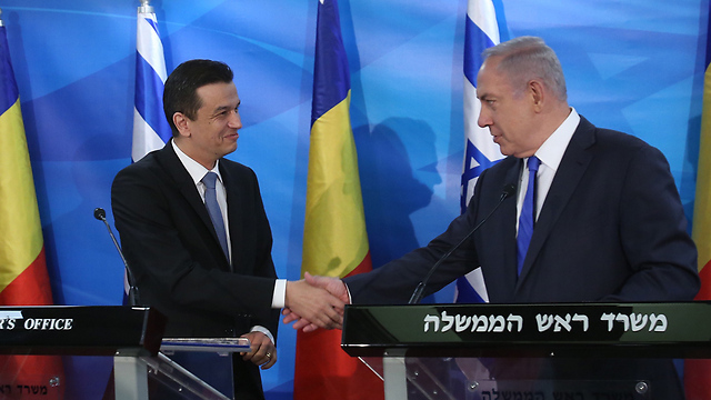 Prime Minister Netanyahu, right, meets with his Romanian counterpart Sorin Grindeanu in Jerusalem (Photo: Marc Israel Sellem)