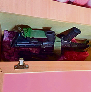 ארגז המצעים והרובה שהוסתר בו