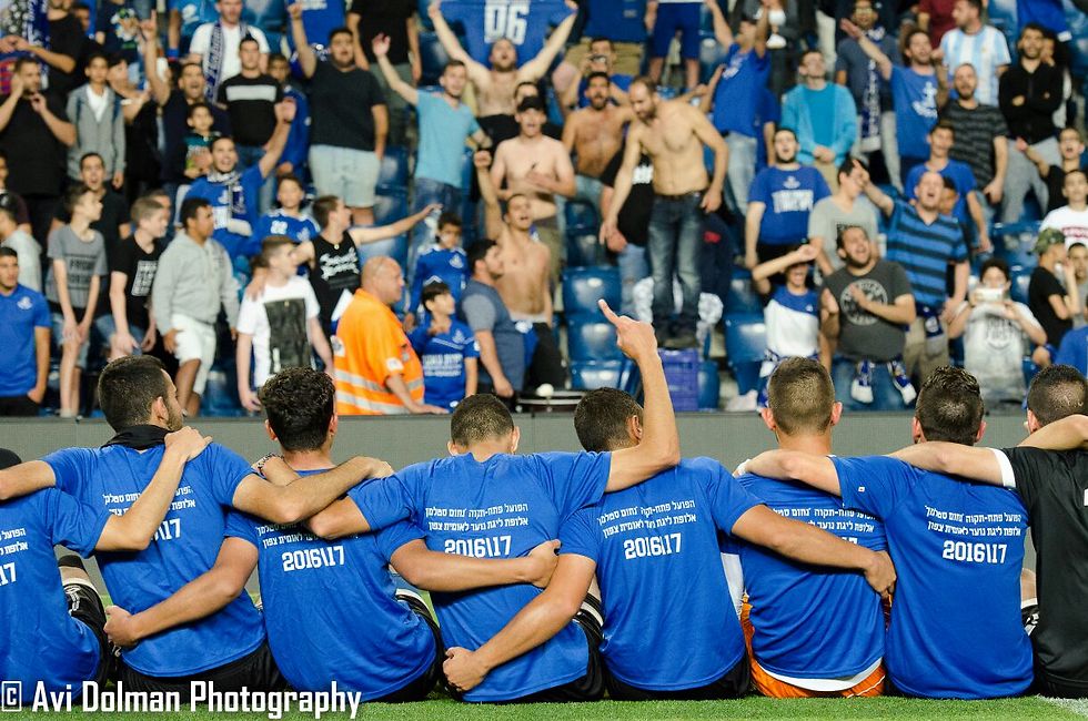 קריספין הוביל את קבוצת הנוער לליגת העל (צילום: אבי דולמן, החוג הכחול) (צילום: אבי דולמן, החוג הכחול)