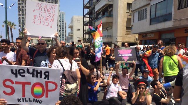 מפגינים למען הלהט"בים של צ'צ'ניה ב-2017 בתל-אביב ()
