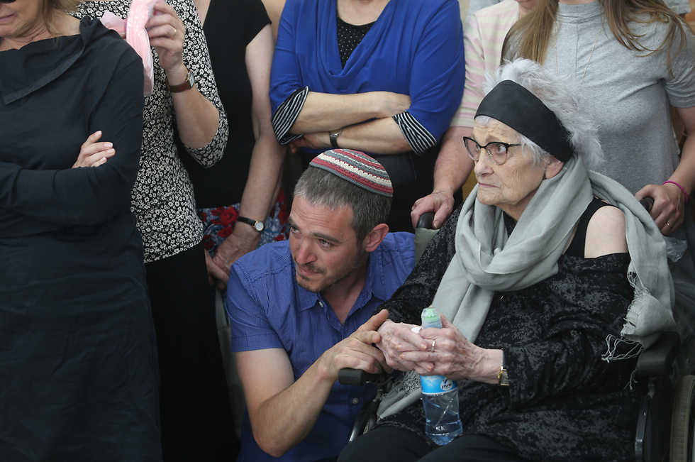 רות אלון, אמו של בני, בהלוויה בהר המנוחות (צילום: אלכס קולומיסקי) (צילום: אלכס קולומיסקי)