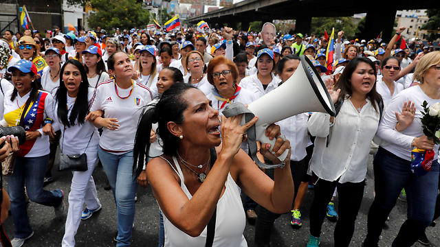 מחאת ענק של נשים נגד השלטון בוונצואלה, הערב בקראקס (צילום: רויטרס) (צילום: רויטרס)