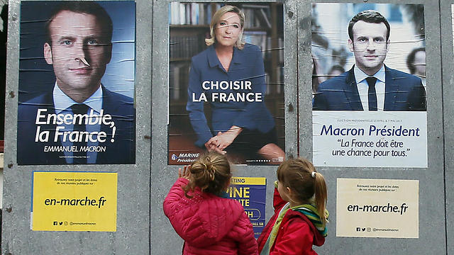 בחירות מסעירות. כרזות שני המועמדים לנשיאות צרפת - מקרון ולה פן (צילום: AP) (צילום: AP)