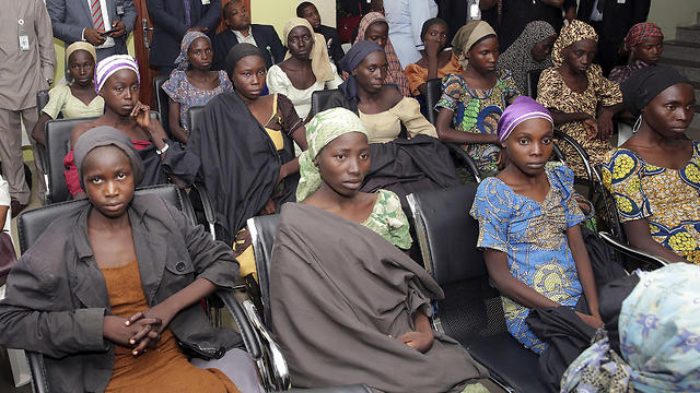 הנערות החטופות בפגישה עם סגן נשיא ניגריה (צילום: AP) (צילום: AP)