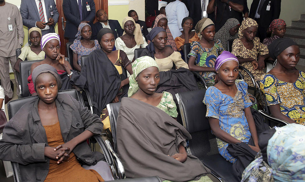 נערות ניגריות שנחטפו על ידי "בוקו חראם" ושוחררו (צילום: AP) (צילום: AP)