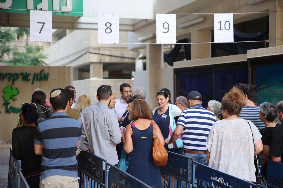 French-Israelis line up at the polls in Tel Aviv (Photo: Motti Kimchi)