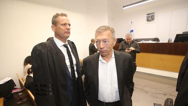 Гайдамак со своим адвокатом в зале суда. Фото: Моти Кимхи