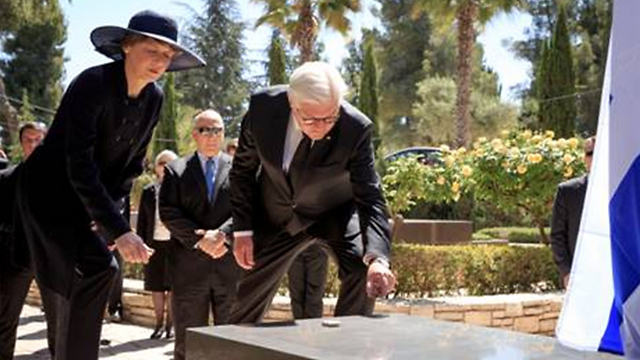 לאחר הביקור ביד ושם, נשיא גרמניה הניח זר על קברו של הנשיא לשעבר שמעון פרס (צילום: תצפית) (צילום: תצפית)