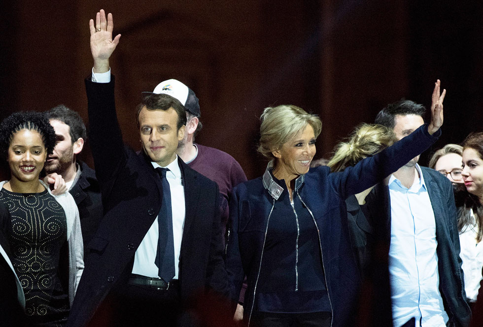 בריז'יט טרונו ונשיא צרפת החדש עמנואל מקרון. "היא רוקנרול, היא לרגע לא אומרת לעצמה: 'אני לא יכולה ללבוש סקיני ג'ינס ושמלות קצרות ללא גרבונים'" (צילום: Gettyimages)