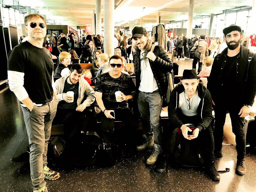 להקת אתניקס בשדה התעופה במיאמי, בדרך להופעה בניו יורק, השבוע.  ()