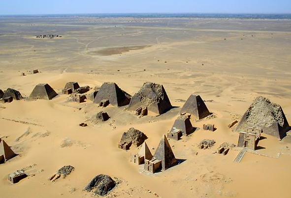 קברים של כ-40 בני אצולה. אתר הפירמידות במרואה (צילום: B N Chagny)